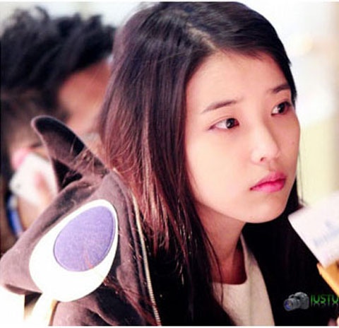 IU’s Simple Airport Style Makes a Statement