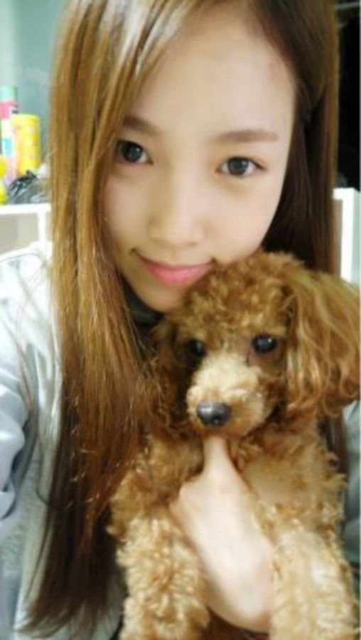 Jewelry’s Park Se Mi Tweets Cute Photo of Herself With a Precious Puppy