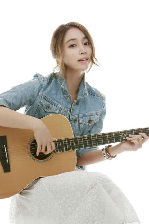 Lee Min Jung’s Playful Photos Attract Attention