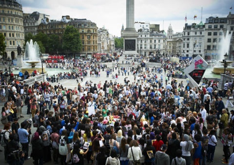 300 Gather in London to “Bring YG to the UK”