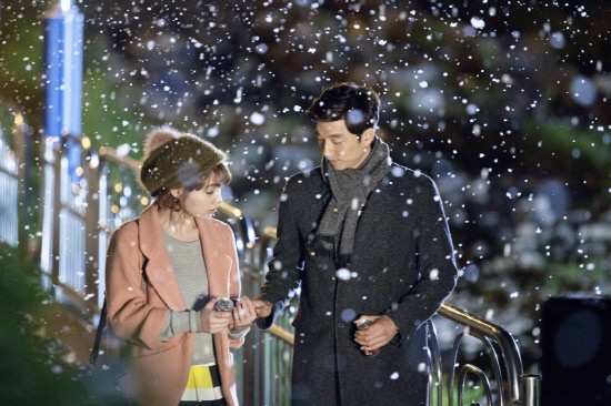 Big Unveils Lee Min Jung and Gong Yoo Couple Shot