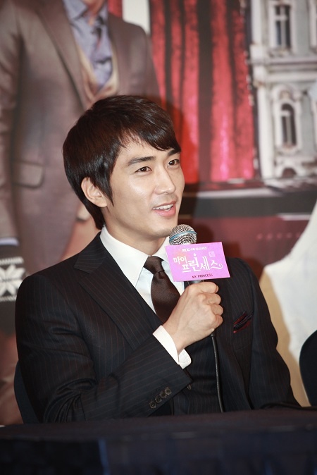 Song Seung Heon Updates Fans about His Life Lately