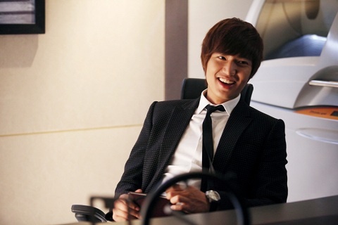 Lee Min Ho’s Surprise Gifts to “City Hunter” Crew