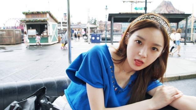 Kang Min Kyung Strains Her Back For Cosmetic Ad