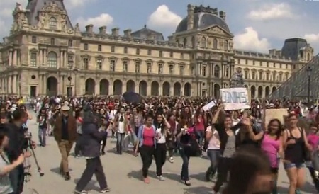 French K-Pop Fans Hold Street Rally for 2nd SM Town Concert