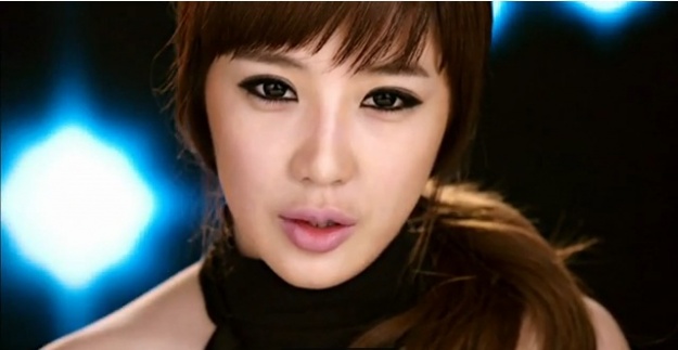 2NE1’s Park Bom in Horn-Rimmed Glasses