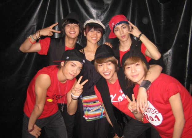 SHINee Strikes a Pose With Choreographer
