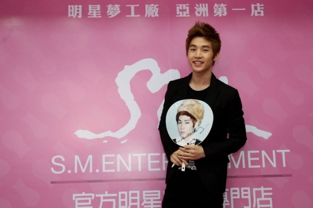 SJ-M’s Henry Cut the Ribbon for SM Exclusive Store in Taiwan