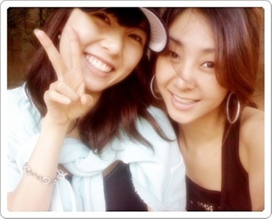 Sexy Icons G.NA and HyunA Hang Out at a Café