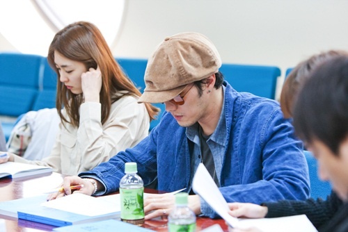So Ji Sub Looks Stylish in His Script Reading for "Ghost"