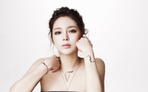 Park Shi Yeon’s Summer Fashion for Cosmopolitan