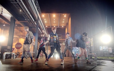 SHINee Shows Off Their "Replay" Dance Ver. MV