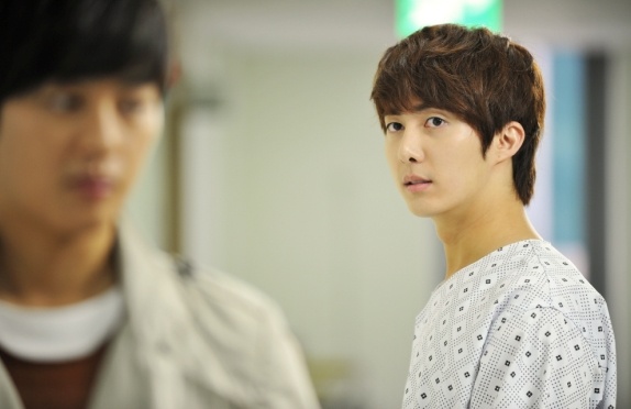 Fans Follow SS501’s Kim Hyung Jun Around In Japan