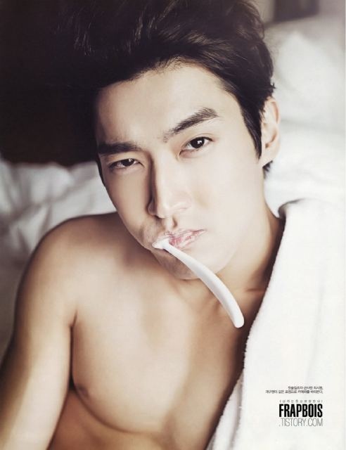 Super Junior’s Siwon Tweets While Brushing His Teeth