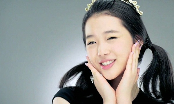 f(x)’s Sulli Looking Mature and Composed