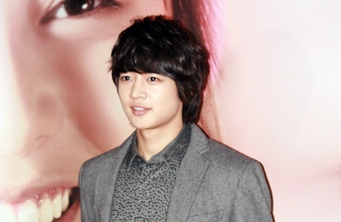 SHINee Minho’s Sitcom “Salamander Guru and the Shadows” Release First Stills