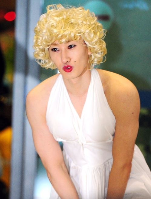 Super Junior’s Eunhyuk Shows Up As Marilyn Monroe at the Airport!