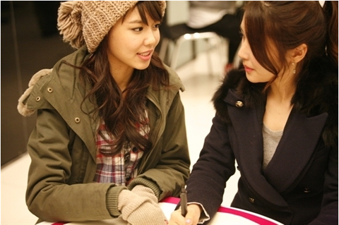 Girls’ Generation Sooyoung Snaps Photo with Equally Pretty Sister