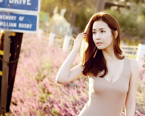 5’7” Lee Da Hae Looks Tiny Compared to Joseph Cheng