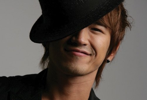 Shinhwa’s Lee Min Woo Discharged from Active Duty