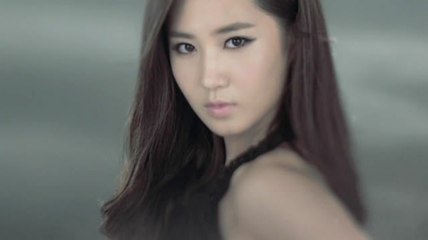 Girls’ Generation Yuri Gives Sweets to "Fashion King" Crew in New York