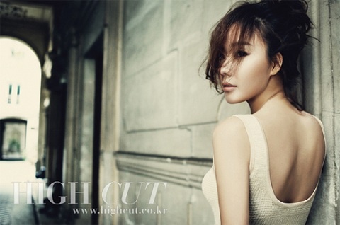 Kim Ah Joong Shows Off Her Elegant and Feminine Beauty in Paris