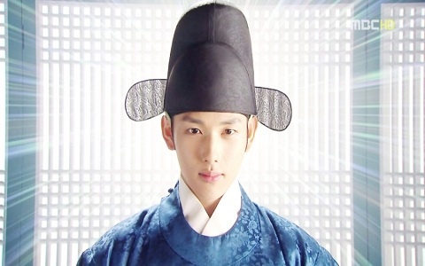ZE:A’s Siwan Apologizes for Jacket Error in "The Moon that Embraces the Sun"