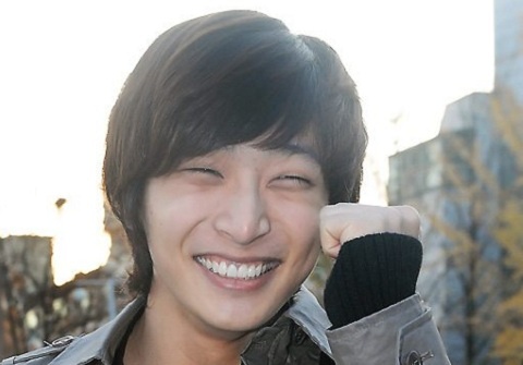2AM’s Jinwoon Finds Jung Hyung Don’s Doppelganger in Japan