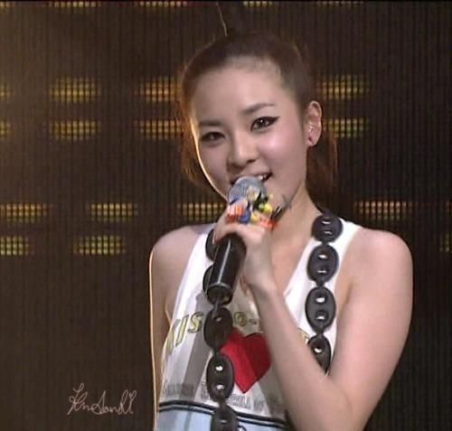 2NE1’s Sandara Park Getting Closer to a Cat
