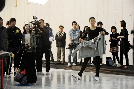 Photos of DBSK’s Yunho, f(x)’s Krystal, IU, and Others on Figure Skates!