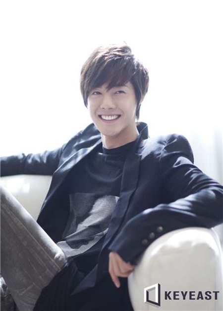 Kim Hyun Joong Releases Acoustic Version of "Be My Girl" for Holidays
