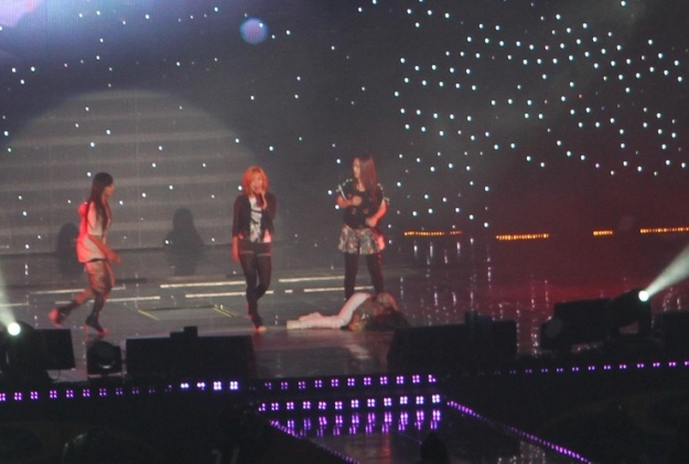 f(x)’s Krystal Faints During Performance
