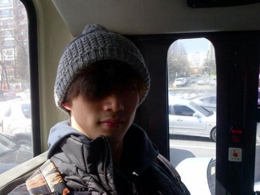 2PM’s Taecyeon Uses Public Transportation