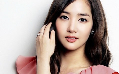 Park Min Young Shares a Glamorous Selca from Macau