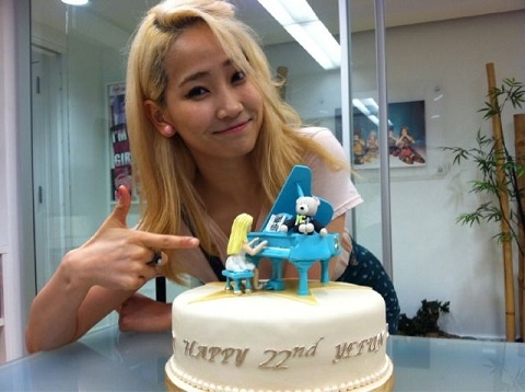 Wonder Girls’ Yenny Beams with Her Birthday Cake