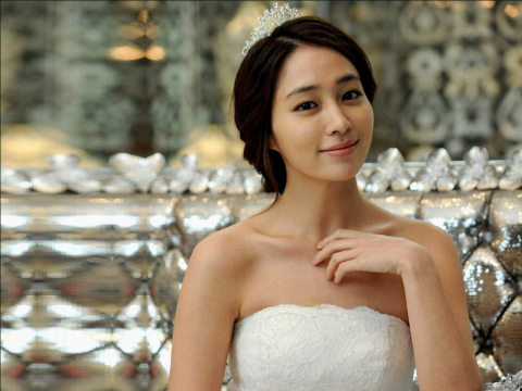Lee Min Jung’s Past Photos Have Fans Questioning