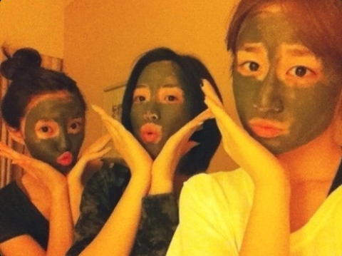 T-ara Having Fun With Mud?!