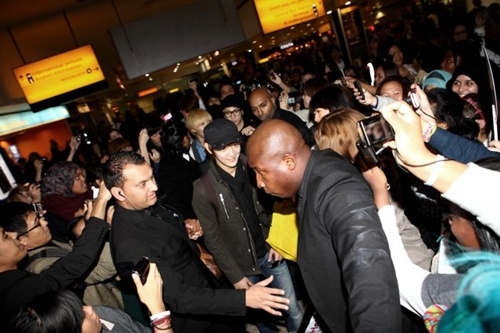 SHINee Greeted by Many Fans at London Airport