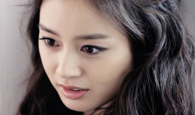 Kim Tae Hee’s Beauty Radiates Even Behind the Scenes