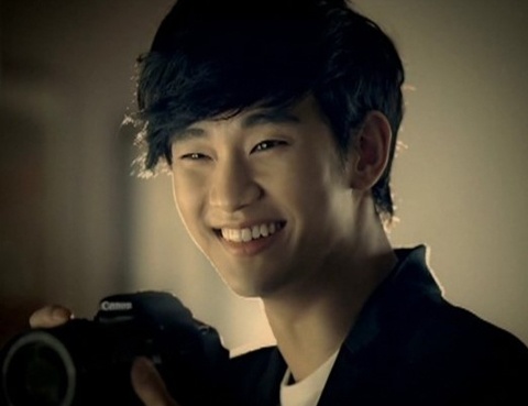 Kim Soo Hyun Spotted Playing Badminton Barefoot
