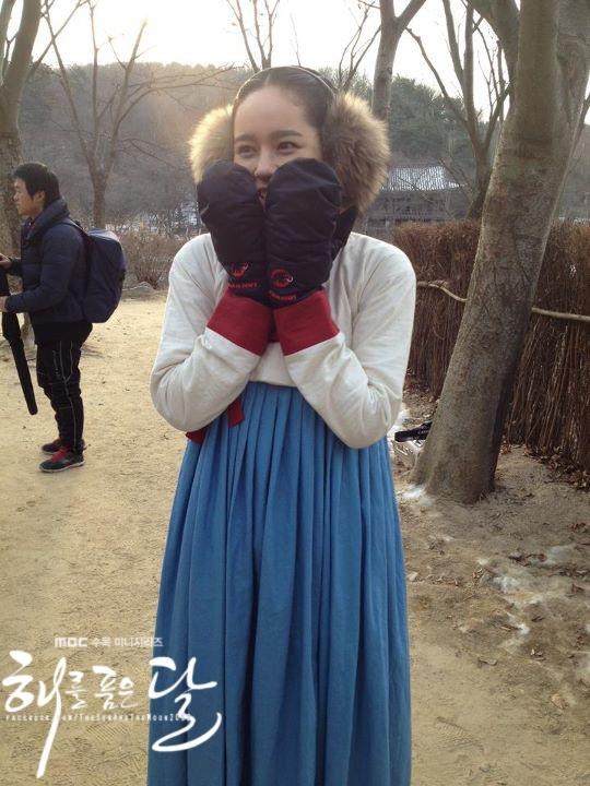 Han Ga In Gives Gifts to Staff on Set for "The Moon That Embraces the Sun"