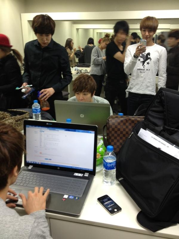 Lee Teuk Reveals Backstage Photo of Super Junior in Dressing Room