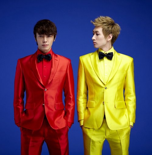 Super Junior’s Eunhyuk and Donghae Share “EunHae” Photo before Heading Off to Paris