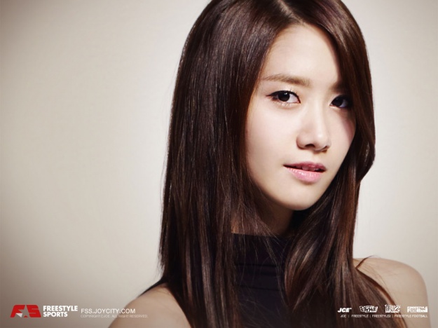 Tired Looking YoonA Returns to Korea