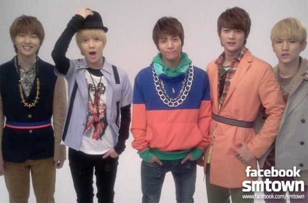 SM Town’s Facebook Shares Photos of SHINee on Their Way to London