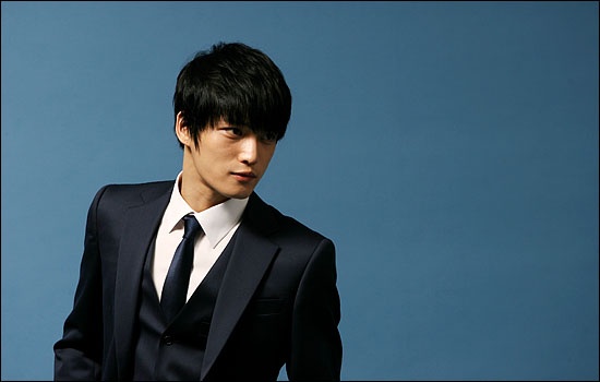 JYJ’s Jaejoong Snaps Photo with Old School Idol Group Click B