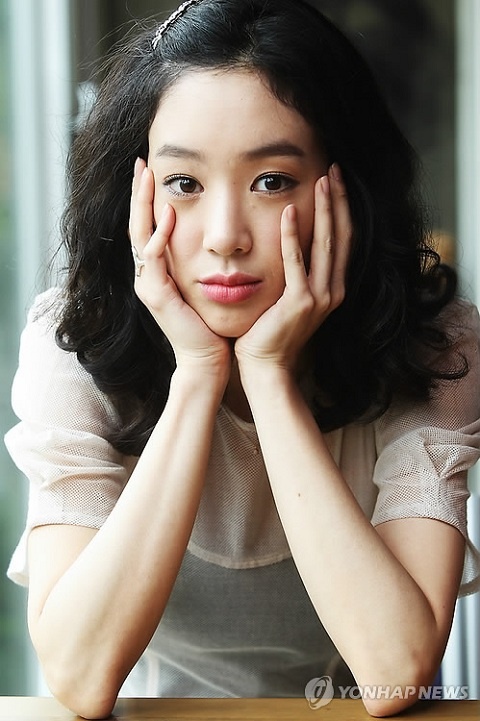 Jung Ryeo Won’s Hot Neon Pink Lips?!