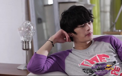 Seo In Guk Reveals his Doppelganger Through Twitter
