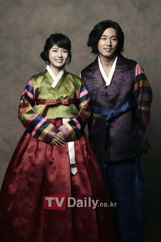 SidusHQ to Release Calendar Featuring Celebs in Hanbok