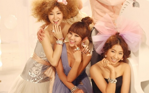 SISTAR and Jung Il Woo Pose for Holika Holika Cosmetics